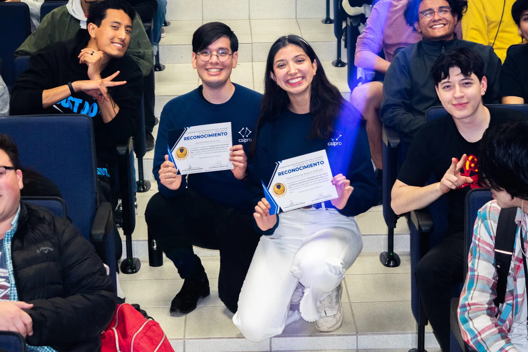 Kevin Ochoa y Paula Romero con sus reconocimientos tras el CSI PRO REBOOT 2023.