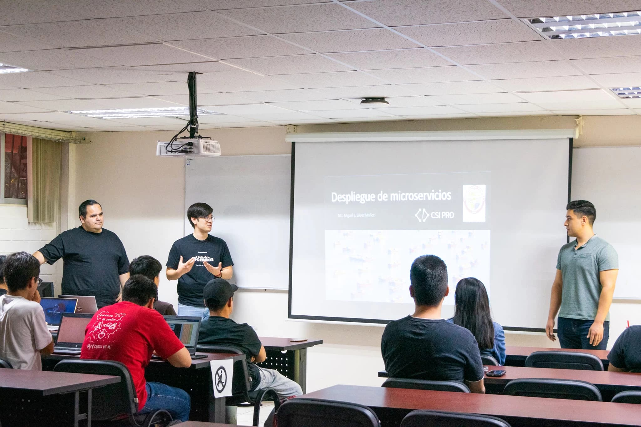Kevin Ochoa y Javier Chávez dando la introducción al CSI PRO WORKSHOP de Docker en 2023.