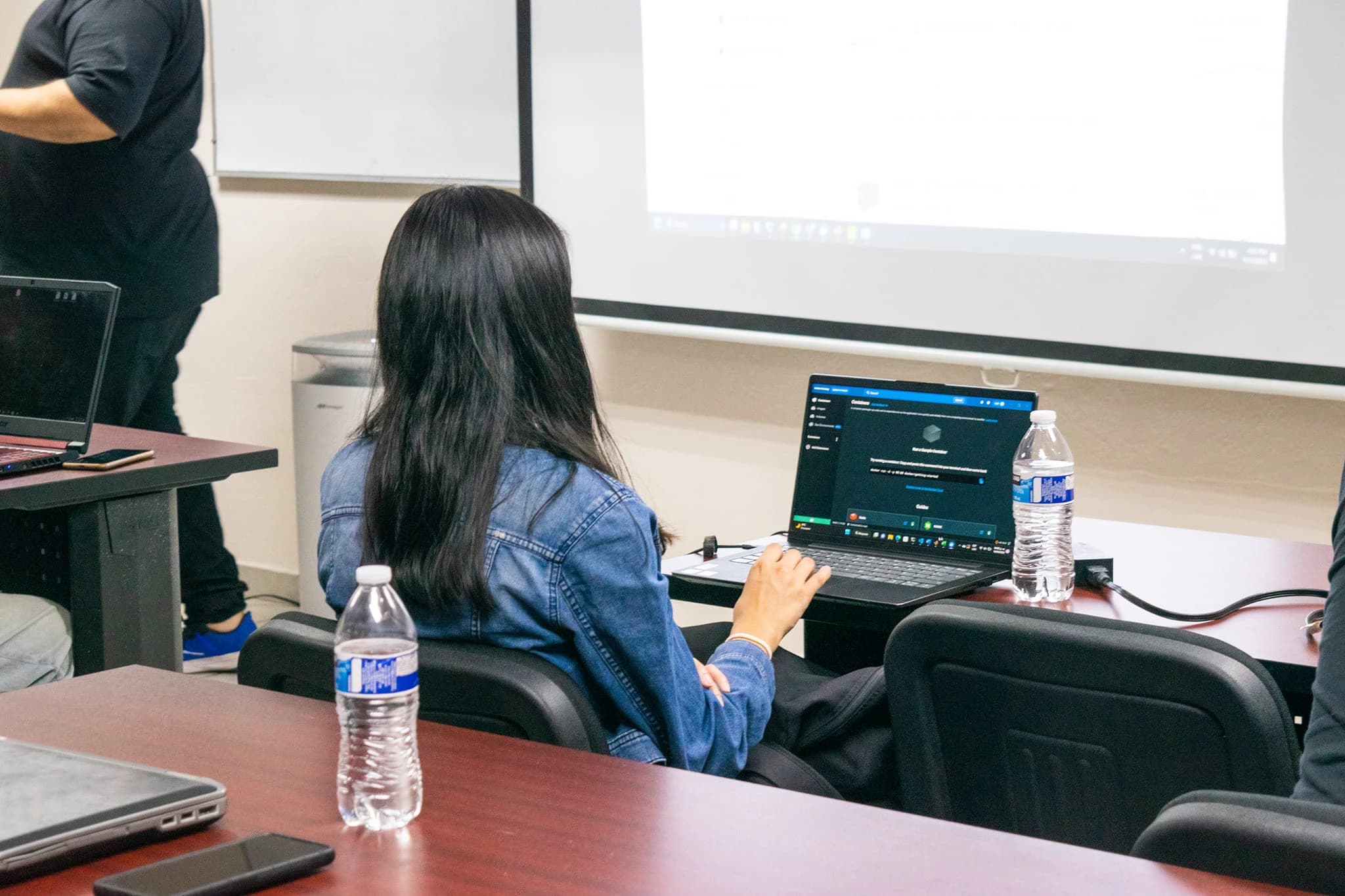 Estudiante de intercambio durante el CSI PRO WORKSHOP de Docker en abril del 2023.