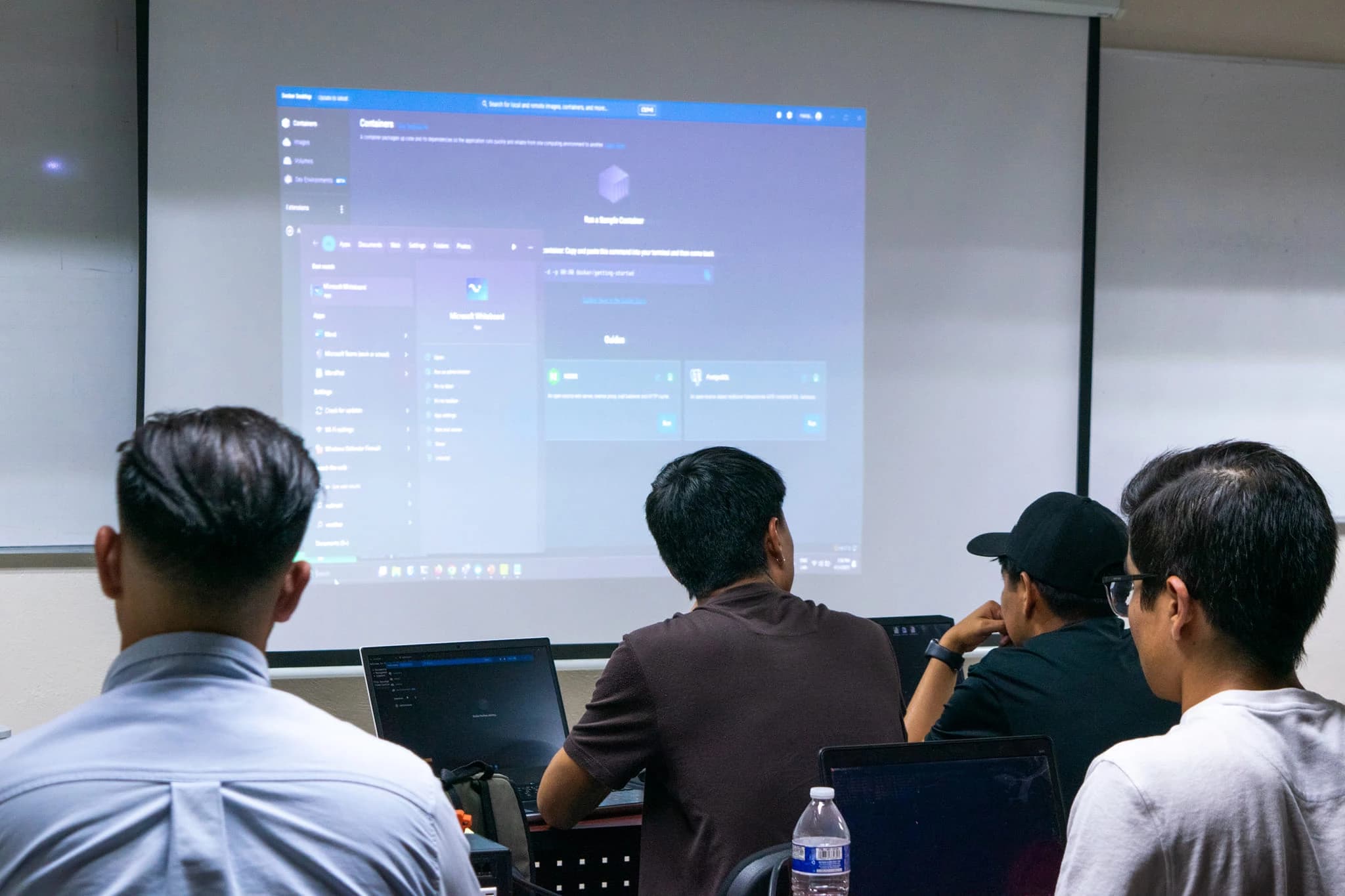Estudiantes del CSI PRO WORKSHOP de Docker en abril de 2023.
