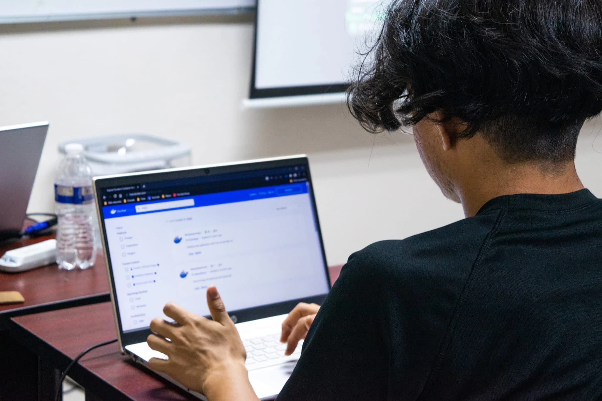 Estudiante durante el CSI PRO WORKSHOP de Docker en abril de 2023.