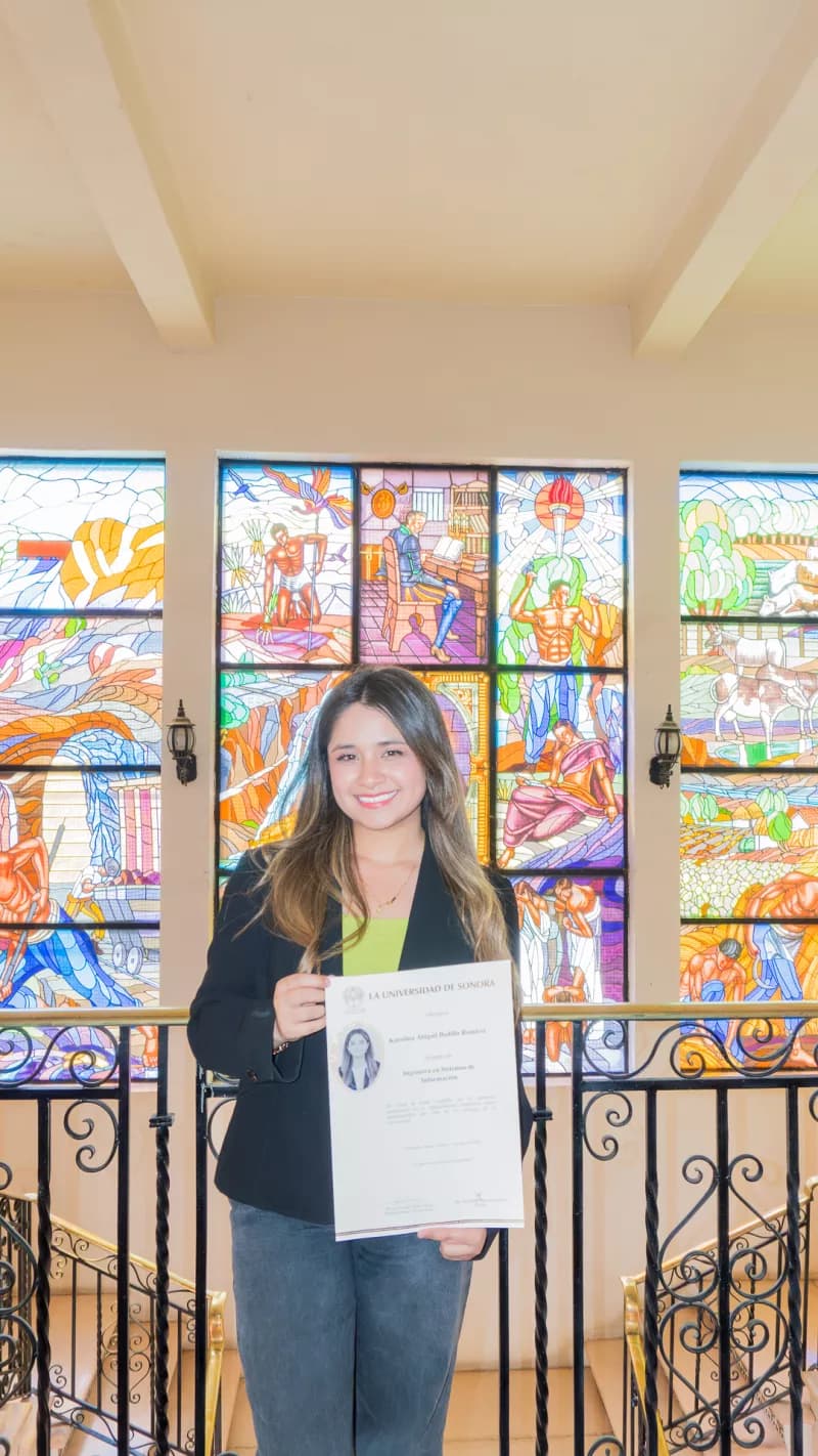 Karolina Badilla con su título universitario.